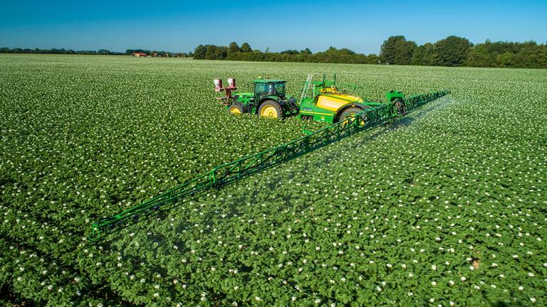 1024_x_576_foliar_application_in_potatoes.jpg