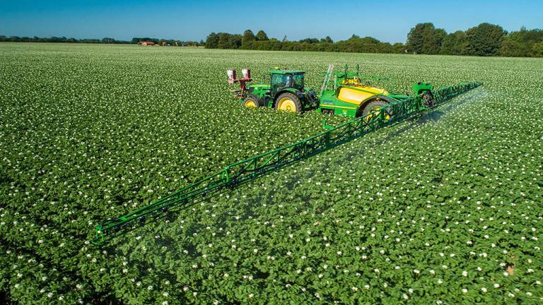 1024_x_576_blight_fungicide_application_in_potatoes.jpg
