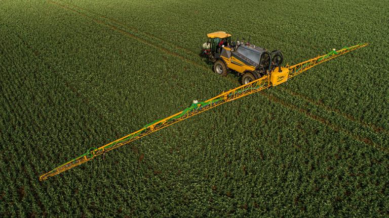 Mark Jelley spraying at Brixworth Farming